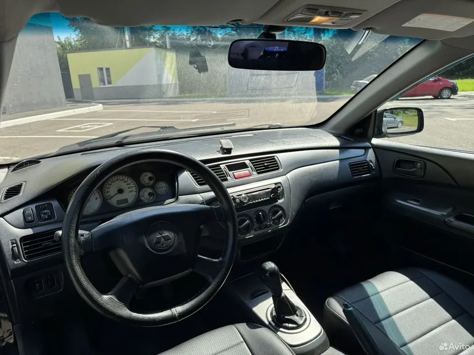 Салон Mitsubishi Lancer IX — водительское место