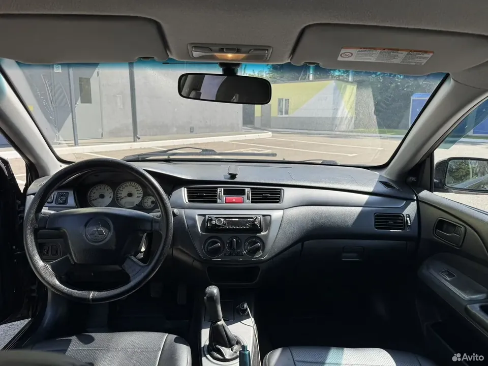 Салон Mitsubishi Lancer IX — передние сиденья